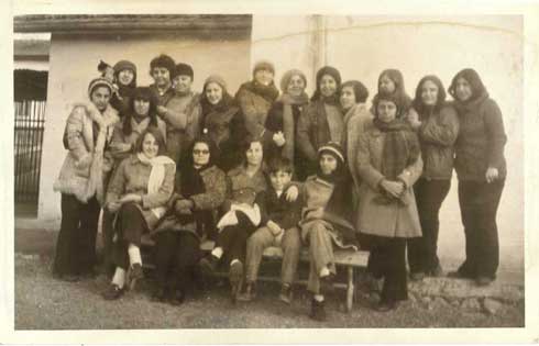 Şirin (arkada, en ortada, başında beresi ve atkısı olan) Yıldırım Bölge Kadınlar Koğuşu'nda cezaevi arkadaşlarıyla, 1971