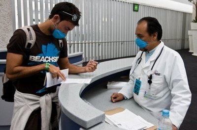 Mexico City havaalanında bir turist ve doktor, kontrol sırasında.