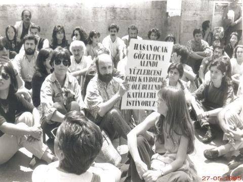 27 Mayıs 1995, Cumartesi Anneleri kayıplar için ilk kez Galatasaray Meydanı'nda.