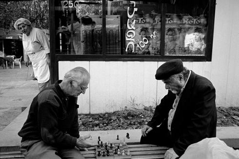 Erivan'da (Yerevan) satranç oynayanlar. Türkiye ve Ermenistan'dan fotoğraf sanatçılarının ortak sergisi Merhabarev'den. Fotoğraf: Tolga Sezgin.