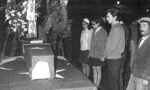 Taylan Özgür, ODTÜ Yurtları önünde katafalkta, 1969.