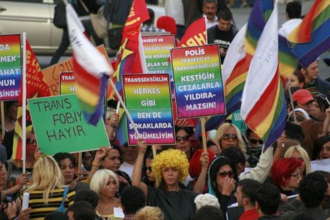 Transseksüeller İstanbul Polisinin Şiddetine Karşı Sokaktaydı