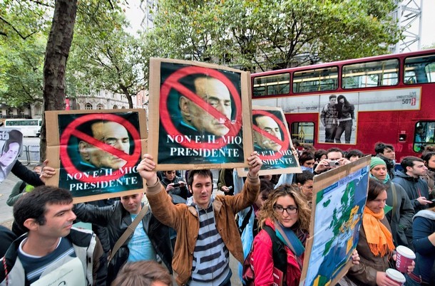 İngiltere'de yaşayan İtalya yurttaşları Londra'da BBC önünde Berlusconi'yi protesto eylemine katılıyor