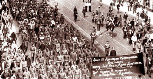 Petrograd'da gösteri, 1917. Öndeki pankartta, "Kahrolsun 10 kapitalist bakan, bütün iktidar işçi, asker, öğrencilerin sovyetlerine ve sosyalist bakanlara" yazıyor.