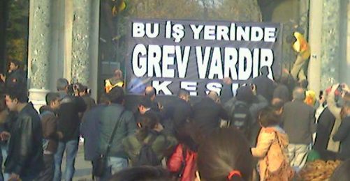 İstanbul Üniversitesi'nin kapısına tarihinin ilk grev pankartı asılıyor