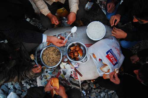 Kurban pazarına Türkiye'nin her yerinden kurbanlık getiren besiciler yemek sofrasında