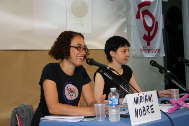 Miriam Nobre (solda) bir açık oturumda 