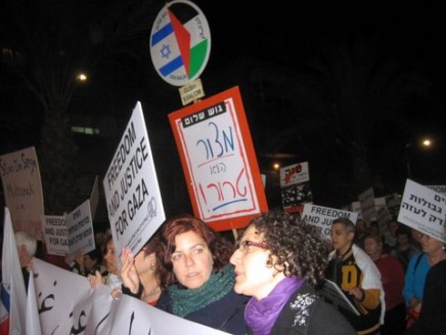 İsrailli barış aktivistleri, "Barış Bloku" üyeleri İsrail'in Gazze ablukasını ve operasyonlarını protesto ediyor. (4 Ocak 2010)