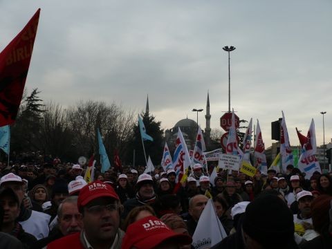 İstanbul'da Binlerce Kişi TEKEL İşçileri İçin Yürüdü