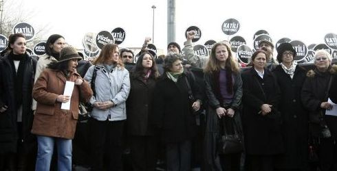 Soldan sağa:Zeynep Altıok, Canan Kaftancıoğlu, Meryem Türkmen, Nilgün Soydan, Nükhet İpekçi, Deniz Tütengil Mazlum, Bengi Heval Öz, Rakel Dink, Sezen Öz, Filiz Ali