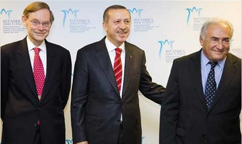 Dünya Bankası Başkanı Robert Zoellick, Başbakan Recep Tayyip Erdoğan ve IMF Başkanı Dominique Strauss-Kahn, Ekim 2009'da, İstanbul'daki DB-IMF toplantısında.