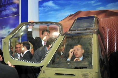 Başbakan Erdoğan, IDEF savunma fuarında savaş helikopteri inceliyor. (Nisan 2009)