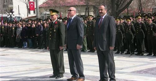 Ağrı Valisi Mehmet Çetin (ortada), 18 Mart törenlerinde.