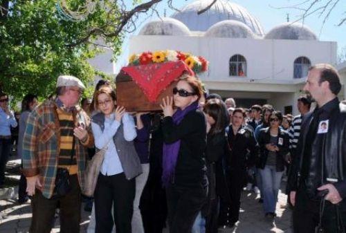 Devin'in cenazesi omuzlayan kadınlar 