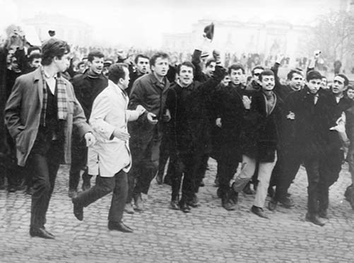 Cihan Alptekin (soldan dördüncü) bir protesto yürüyüşünde (Nadire Mater'in kitabı Sokak Güzeldir'in kapağından)