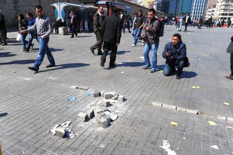 Taksim'de 2 Bin Kişi Türk'e Saldırıyı Oturarak Protesto Etti 