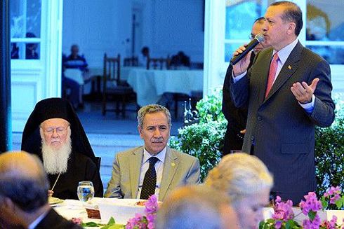 Başbakan Erdoğan, Ağustos 2009'da, gayrimüslim cemaatlerin dini liderleriyle Büyükada'daki toplantıda.