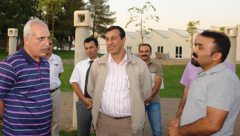 Vali Mutlu Diyarbakır'da yerel yöneticilerle toplantıda. Solunda gülümseyen, şimdi tutuklu olan BDP'li Sur Belediye Başkanı Abdullah Demirbaş.