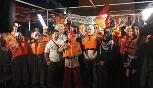 Konvoydaki Mavi Marmara gemisinde yer alan aktivistler; askeri operasyondan hemen önce.