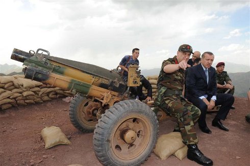 Erdoğan Tekeli sınır komutanlığını Genelkurmay Başkanı İlker Başbuğ'la birlikte ziyaret ediyor.