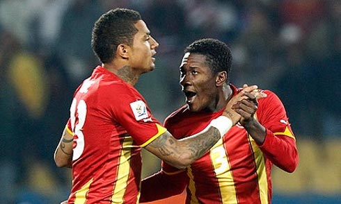Ganalı Kevin-Prince Boateng (solda) takım arkadaşı Asamoah'la golünü kutluyor.