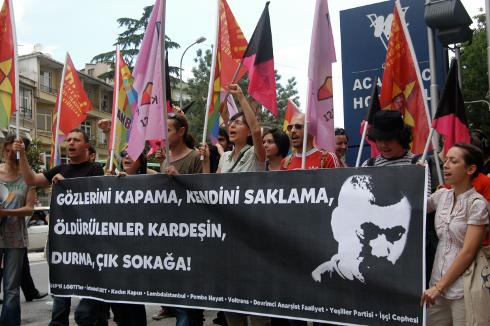 30 Haziran'daki duruşma öncesi Kadın Kapısı, İstanbul LGBTT, Lambdaisanbul, Emekçi Hareket Partisi, Yeşiller Partisi, Amargi'nin de arasında olduğu örgütler ve Ahmet Yıldız'ın arkadaşları Üsküdar Adliyesi önünde bir basın açıklaması yaparak katillerin bir an önce bulunmasını ve olayın unutturulmamasını talep etti.
