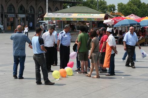 Ve zabıta balonlara "müdahale ediyor"...