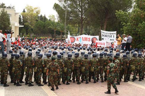 İşçiler KKTC Ulusal Meclisi önünde 