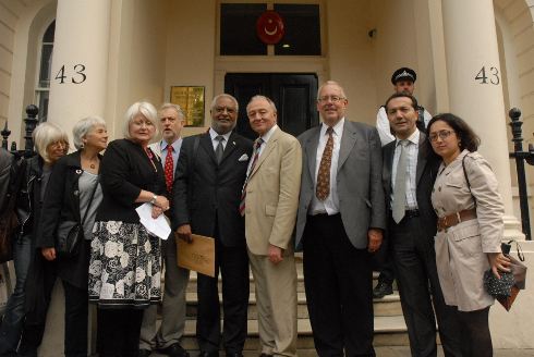 Tutu'nun mektubunu Türkiye yetkililerine iletemeyen heyet, Londra Büyükelçiliği kapısında.