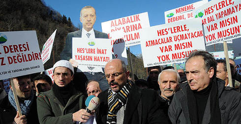 İkizdere'deki Cimi Vadisi köylüleri, HES projelerini protesto ediyor. (Ocak 2010)