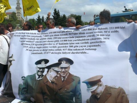 Selimiye Kışlası Önünde 12 Eylül Protestosu