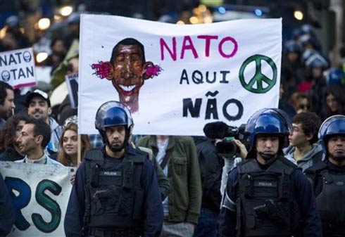 Lizbon Zirvesi sırasında "NATO dışarı" pankartıyla gösteri yapanlar