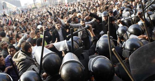 Göstericiler, Tahrir Meydanı'nda polislerle karşı karşıya 