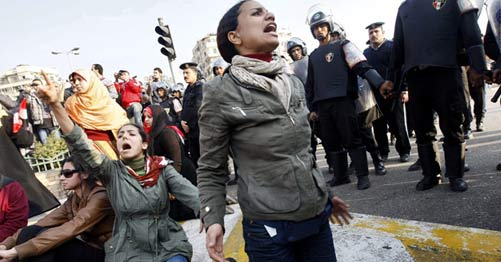 Tahrir Meydanı'nda Salı günü gerçekleşen gösterilerde kadınlar 