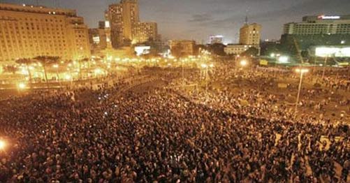 25 Ocak 2011 Tahrir Meydanı'nda halk Mübarek'i protesto ediyor