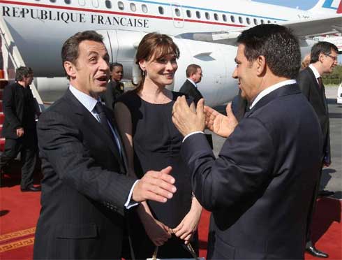 Sarkozy, Tunus ziyaretinde Ben Ali'yle sarmaş dolaş