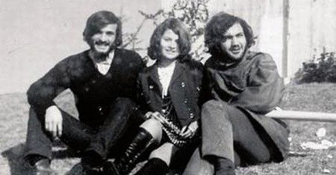 Koray Doğan (sağda), Çiğdem Sarısözen (ortada), Ertuğrul Kürkçü (solda) ODTÜ Mimarlık Fakültesi bahçesinde, 1968 sonbaharı