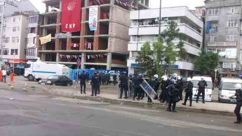 Hopa'da AKP Protestosuna Polis Müdahalesi