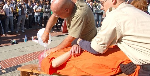 ABD'li askerler "su tahtası" işkencesini Irak'ta uyguladı.