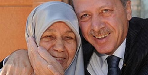 Başbakan Erdoğan'ın annesi Tenzile Erdoğan 83 yaşındaydı.