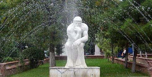 Auguste Rodin'in "Düşünen Adam" heykeli