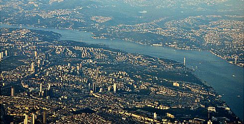 İstanbul'un bazı ilçelerinde riskli binaların oranı yüzde 77’ye çıkıyor.