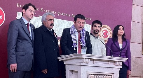 Basın toplantısına Kırmızıgül'ün babası Vahap Kırmızıgül ve ağabeyi Serhat Kırmızıgül de katıldı.