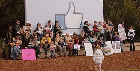 60 emziren anne Facebook binası önünde protesto yaptı