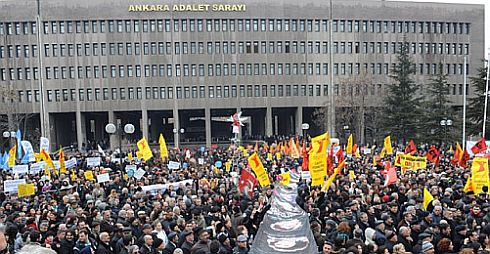 Ankara 11. Ağır Ceza Mahkemesi önündeki kalabalık