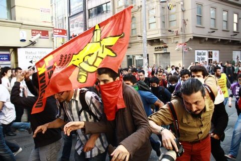 Taksim’de Gaz Altında Köşe Kapmaca