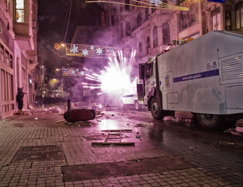 Taksim'de Yolsuzluğa Karşı Yürüyenlere Gaz, Plastik Mermi, Su