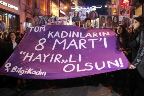 8 Mart Gece Yürüyüşü'nde Kadınlar İstiklal Caddesi'ni Doldurdu
