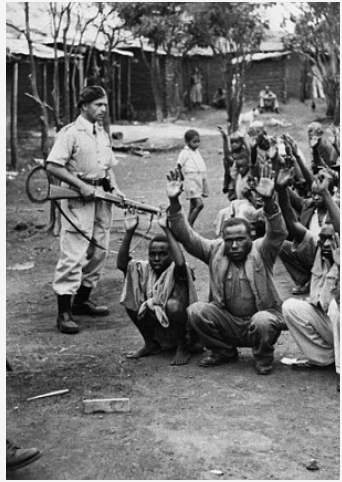 Mau Mau zanlılarının başında nöbet tutan İngiliz Askeri, Kenya 1953 (Museum of British Colonialism)