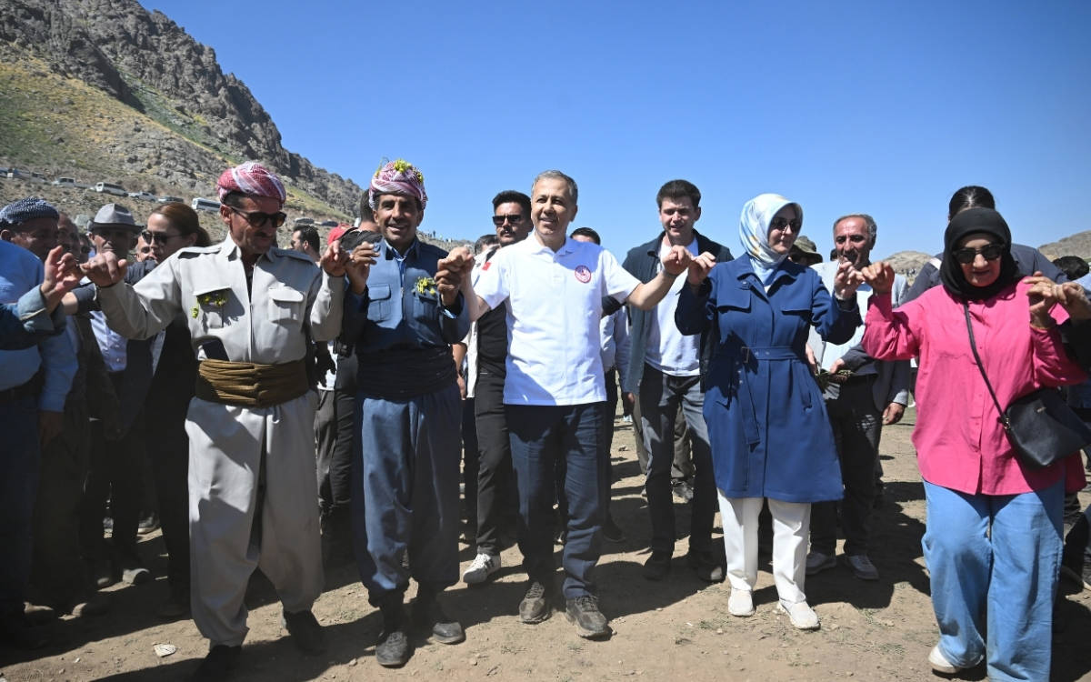 Fotoğrafta, İçişleri Bakanı Ali Yerlikaya, Cilo'da halay çekiyor. Yanında yöresel kıyafetler giymiş kişiler var.